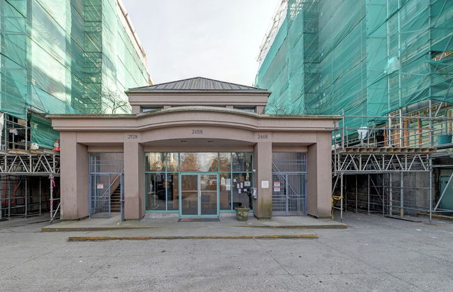 Art Deco Broadway Bedroom (with Shared Common Area) - Photo 1