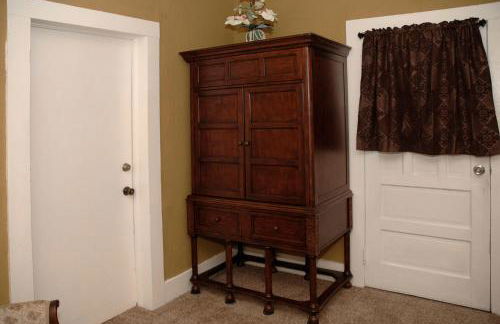 Historic Luxury Two Bedroom Apartment - Photo 16