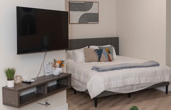 Cozy Studio Apt Close to the Gardens - King Bed - Foto 3