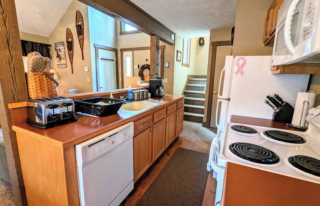 Frost Hollow by Avantstay Deck w/ Grill, Game Room Loft - Photo 6