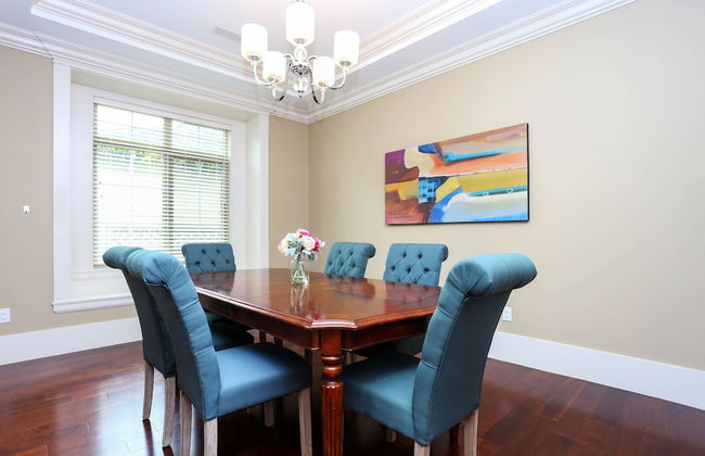 Grand 4 Bedroom Vacation House near Vancouver Downtown - Photo 14