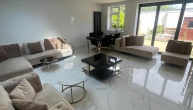 Cosy 4 bedroom house in borehamwood with large onsite parking and large beds - Foto 4