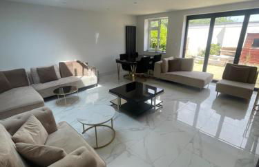 Cosy 4 bedroom house in borehamwood with large onsite parking and large beds - Foto 4