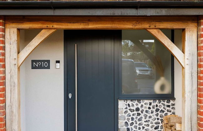 Chic 4-bed Coastal Retreat in Heart of Bosham - Photo 7