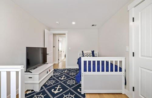 Renovated & Sophisticated Home Near Beach & Shops! - Photo 71