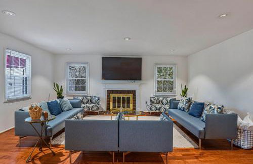 Cozy 4BR Retreat - Private backyard, Gazebo & Grill - Foto 35