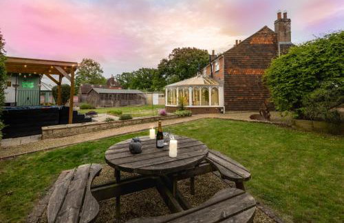 East Sussex Manor - Sleeps 12 - Hot Tub & Parking - Foto 36