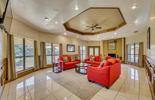 Pool and Game Room Waterfront Harlingen Home - Foto 6