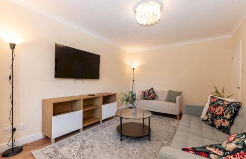 Pass the Keys Stunning Spacious Chessington Gem with Parking - Photo 8