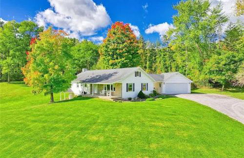 High-End Finger Lakes Escape - Expansive Game Room, Cozy Firepit, & Scenic Views - Foto 1