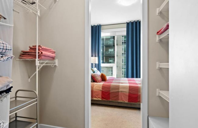 Modern Calgary Apartments - Calgary 1320 1St SE 1503 P4 2Bd 2bath - Photo 3