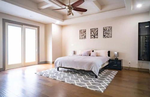 4 Bedrooms Pool Game room Massive Kitchen - Photo 2