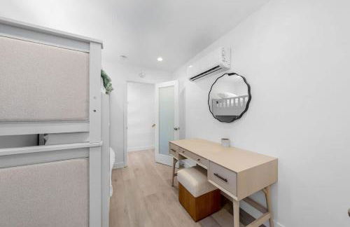 Modern Urban Escape Rooftop & Walkable Fun - Foto 7