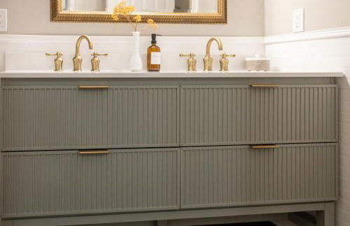 Sink into the Luxe Corner Tub at an Upscale, Spacious Home - Foto 29