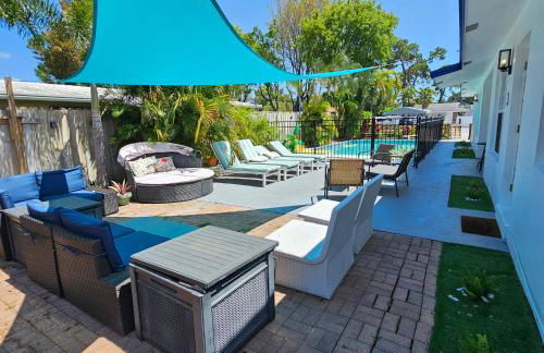 Prime Location Gateway with Pool & Patios, Near Beaches, Groceries and Restaurants - Photo 45