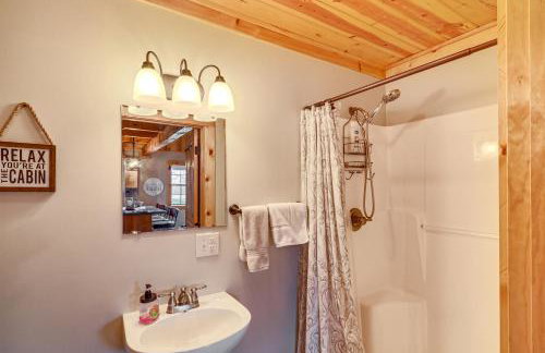 Modern Cabin w/ Grill Near Golf & Bass Fishing! - Foto 17