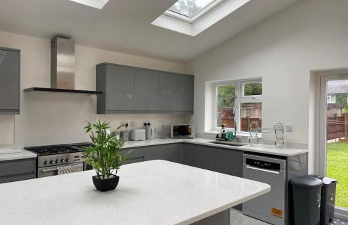 Luxurious Detached Holiday House Free Parking near Airport Town Centre Railway Station - Foto 25