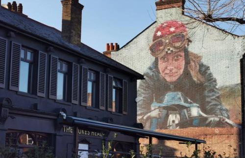 Modern Spacious 1 Bed Apartment with Free Parking in Trendy Inner London Suburb 15 mins walk to Victoria Line Underground then 20 mins to Oxford Street "West End of London" or 10 mins walk to Overground and 10 mins to London Liverpool St "City of London" - Foto 33