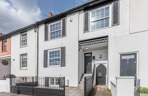 4-Bedroom Seafront House in Southend Sea Views - Pass the Keys - Foto 51