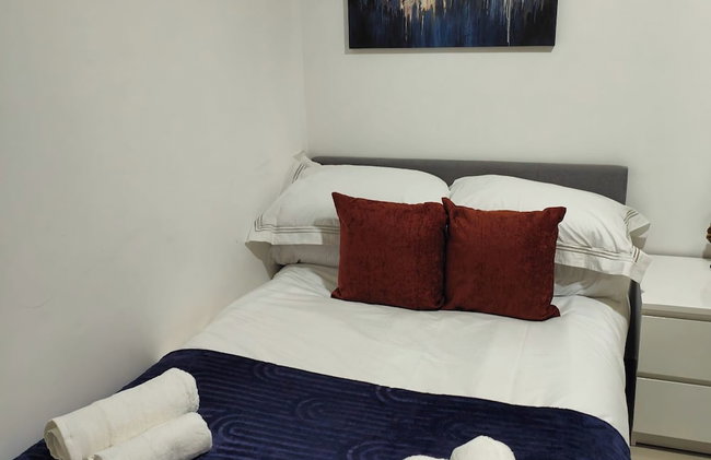 Luxurious 3 bed Ensuites & kitchenettes Nr LGI Hospital & Uni - Free 5G WIFI & Netflix Short Stays - Contractors Free Parking - Foto 12