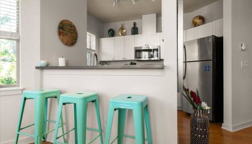 Chic 2BR • King Beds • Huge Patio • 95 Walk Score! - Foto 5, Other