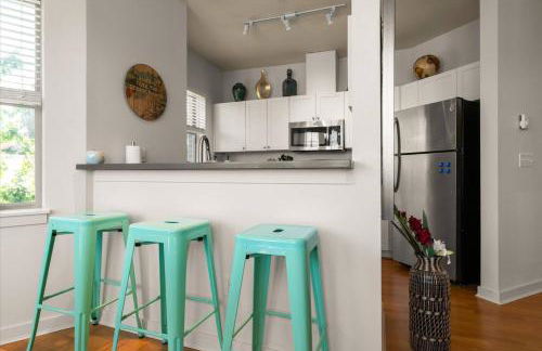 Chic 2BR • King Beds • Huge Patio • 95 Walk Score! - Foto 5