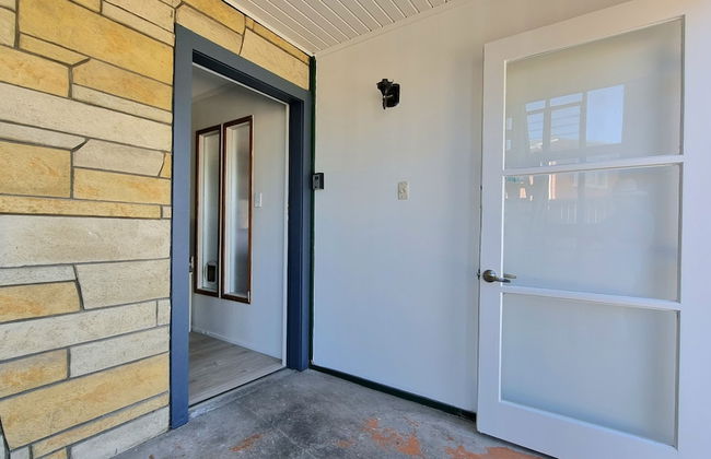 Lovely 2- Bedroom Unit with Free Parking - Photo 2