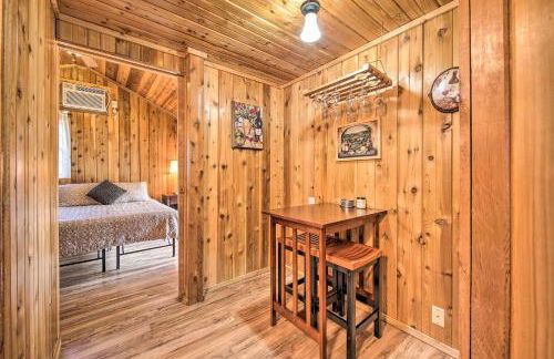 Couples Cabin with Luxury Deck, 1 Mi to Canyon Lake! - Foto 10