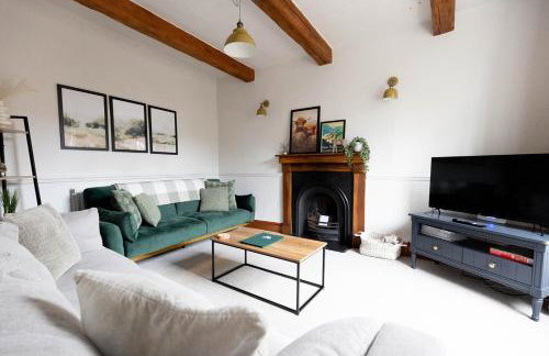 WEST VIEW COTTAGE - Charming Wensley Cottage in the Heart of Peaks - Photo 1