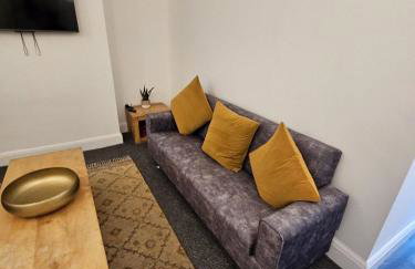 Stylish 4 Bed for long and short term stays - Photo 2