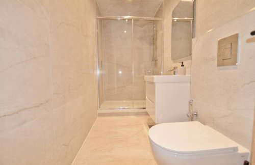 Fantastic 2 Bed Penthouse With Free Parking in Acton - Foto 15