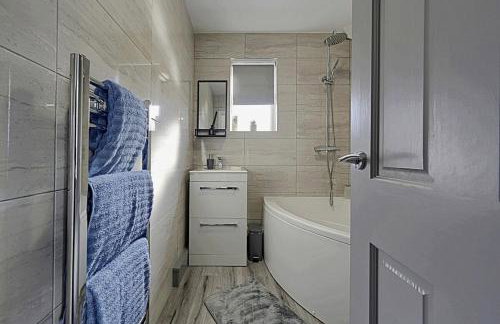 Comfortable 3-Bed Home - Driveway Parking - Foto 11