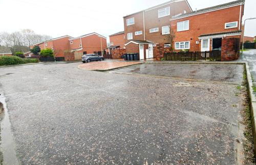 Spacious 3 Bedroom Home Ample Parking Near Shops - Photo 2