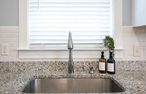 Fun & Renovated Artsy Downtown Apt Dog Friendly with Fully Fenced Backyard and Private Parking - Foto 38