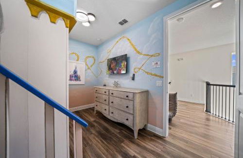 Epic Playhouse Getaway - Castle & Superhero Bunks Theater Private Pool No Rear Neighbors - Foto 22