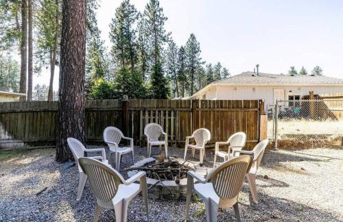 Comfy CDA Family Home with Fire Pit and Huge Yard - Foto 7