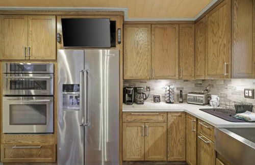 Luxurious Poconos Retreat - Hot Tub, Sauna, Games - Foto 9