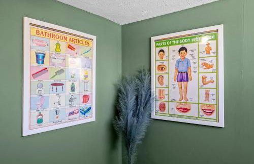 Cozy Downtown Stay w Private Backyard & Parking - Foto 31