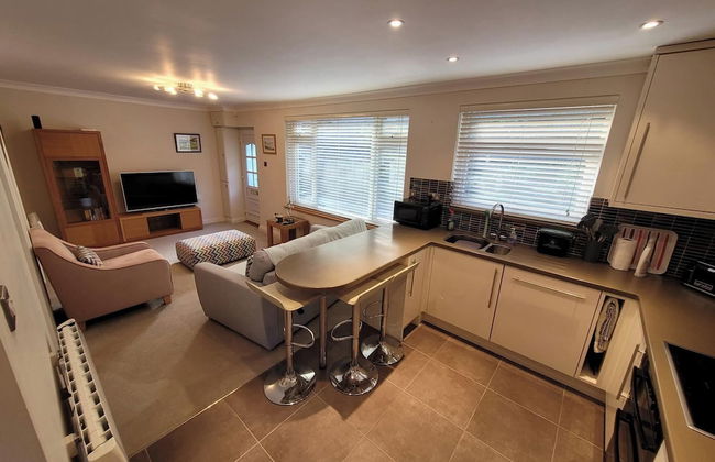 Cozy Cottage Retreat in Swansea - Photo 7