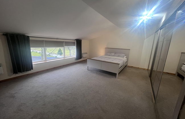 Captivating 2 Bed Apartment in Newhouse - Photo 8