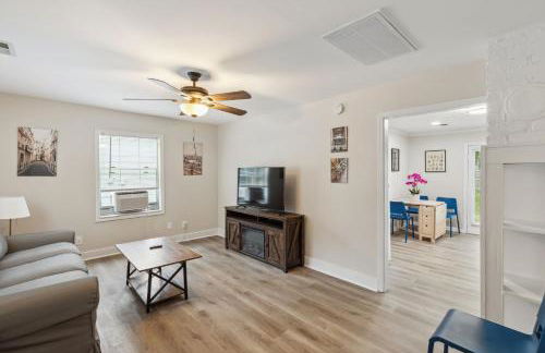 Elm Two Bedroom House in Historic Loveland - Photo 2