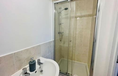 Spacious 4 Bedroom, 3 Bath House by Jesswood Properties Contractors, Business and Leisure with Free Parking and WIFI - Foto 28