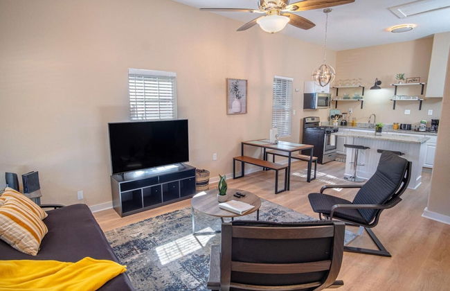 3 BR 1 BA Remodeled Home Near Downtown - Foto 2