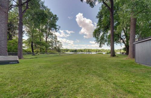 Lakefront Retreat with Views and Decks and Fire Pit - Foto 8