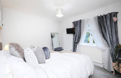 Cosy 2-Bed Home by Pink Flamingo Holdings, Perfect for Business & Groups - Photo 17