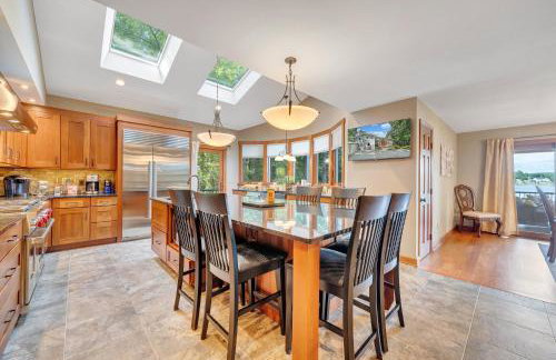 Private Lakefront Oasis - 5 Bedroom, Private Dock, & Firepit - Foto 9