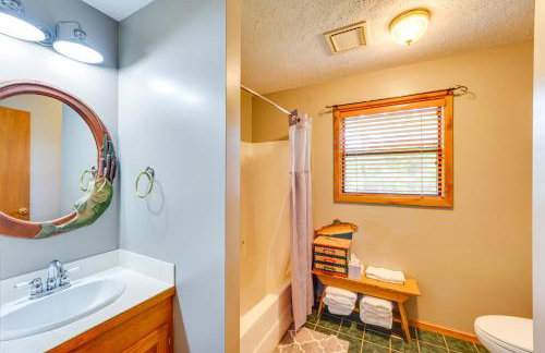 Flippin Home with Fire Pit Walk to White River! - Foto 15