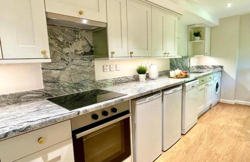 Private, Couples Forest Escape - Free Parking - Stunning & Stylish 1 Bedroom Coach house! - 5 Minute Walk to a great bistro pub! - Great Location - Fast WiFi - Smart TV - Newly Refurbished! Direct New Forest access Close to Burley - Photo 19