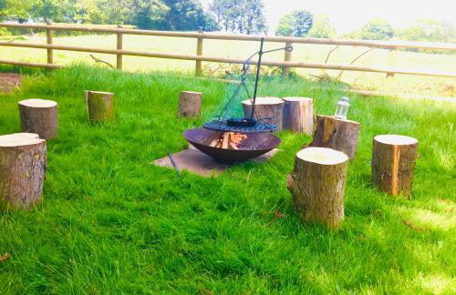 Deer Den timber clad cabin with hot tub, up private lane - Photo 23