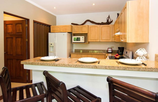 Beautiful Condo in Peaceful Cliffside Location with a Private Balcony & Stunning Ocean and Mountain Views - Foto 7